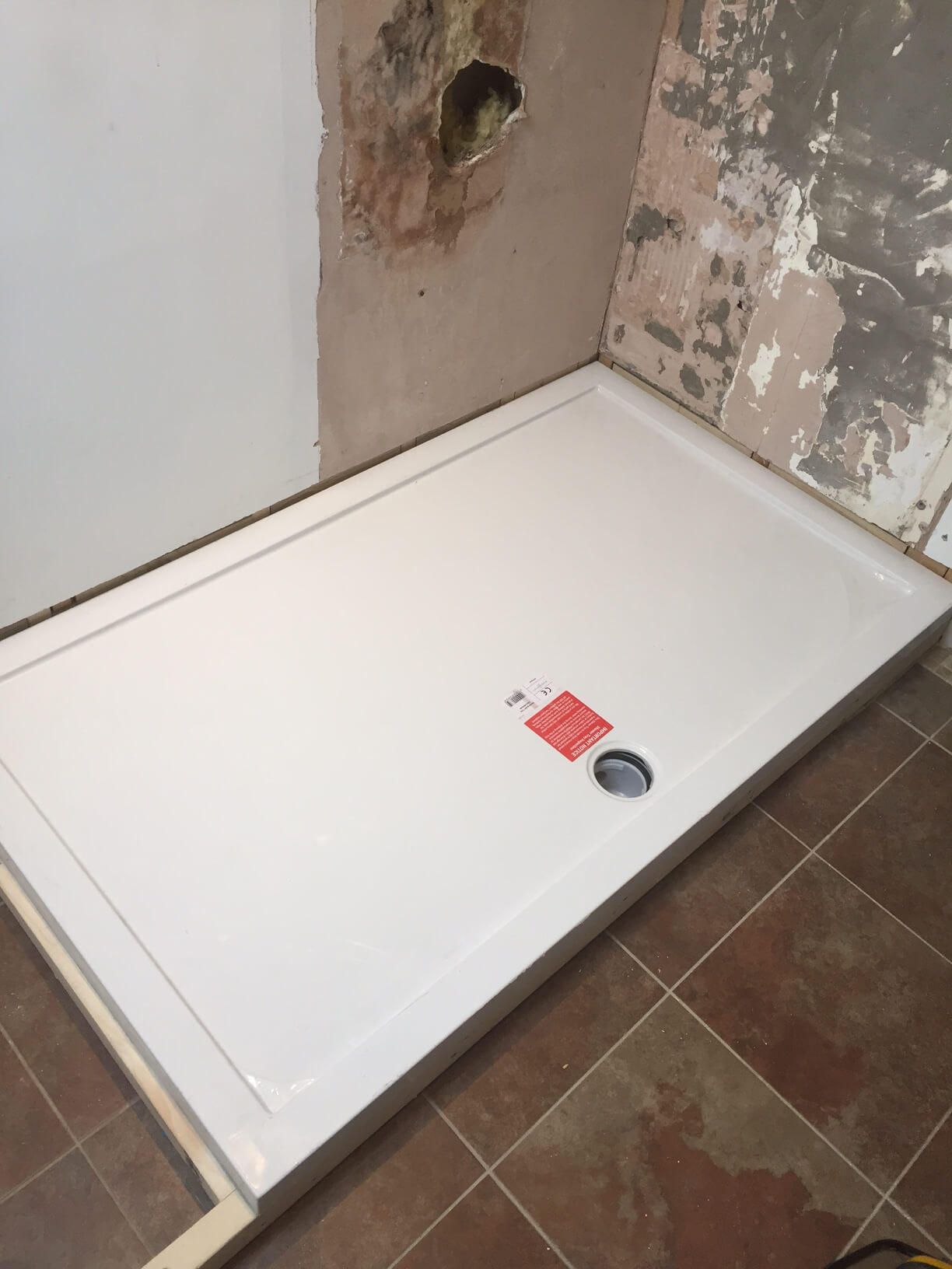 Shower tray pre-fitted